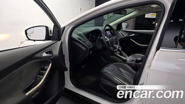 Ford Focus 2.0 Titanium Hachback 3rd 2012 — фото 10