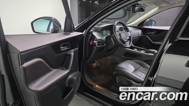 Jaguar F-PACE 20d Prestige 2018 — фото 10
