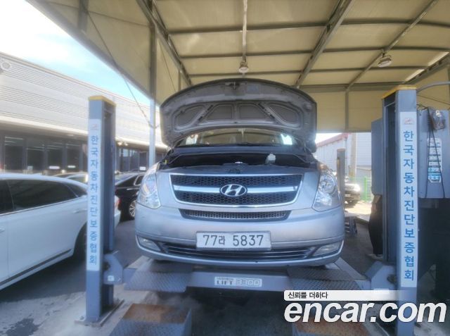 Hyundai Grand Starex 12-Seater Wagon CVX Luxury