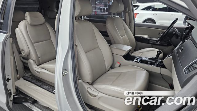 Kia Carnival 11-seater Prestige 2015 — фото 11