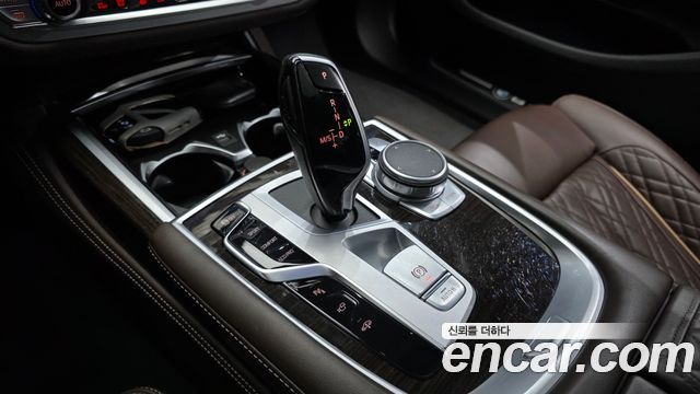 BMW 7 Series (G11) 740d xDrive Design Pure Excellence 2022 — фото 9