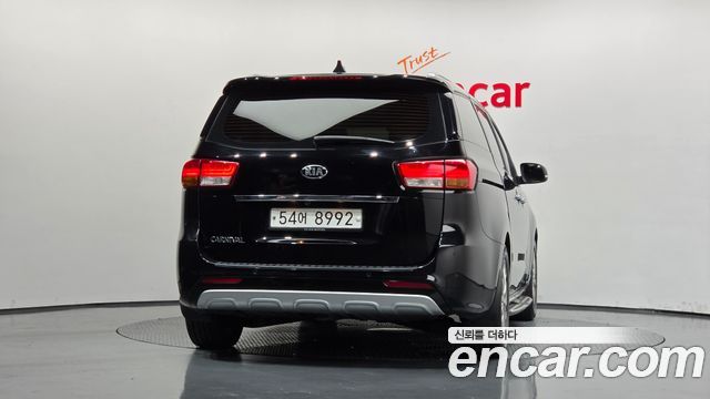 Kia Carnival 9-seater Prestige 2015 — фото 4
