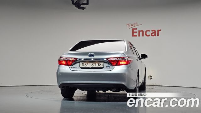Toyota Camry Hybrid XLE 2017 — фото 4