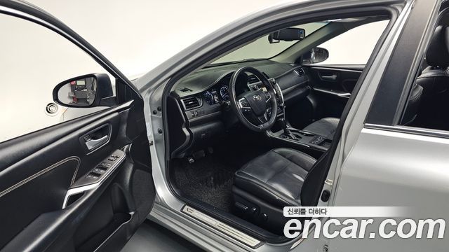 Toyota Camry Hybrid XLE 2017 — фото 10
