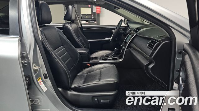 Toyota Camry Hybrid XLE 2017 — фото 11