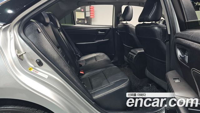 Toyota Camry Hybrid XLE 2017 — фото 12