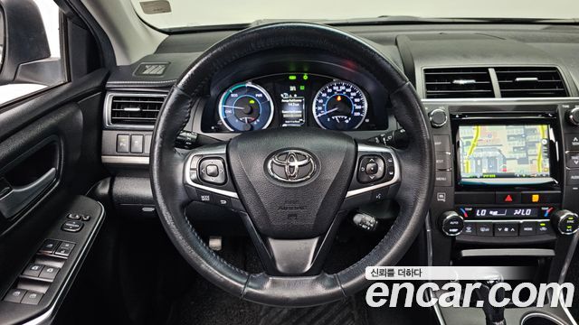 Toyota Camry Hybrid XLE 2017 — фото 13