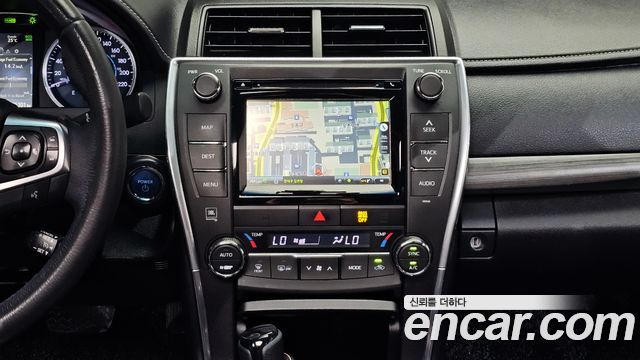 Toyota Camry Hybrid XLE 2017 — фото 15