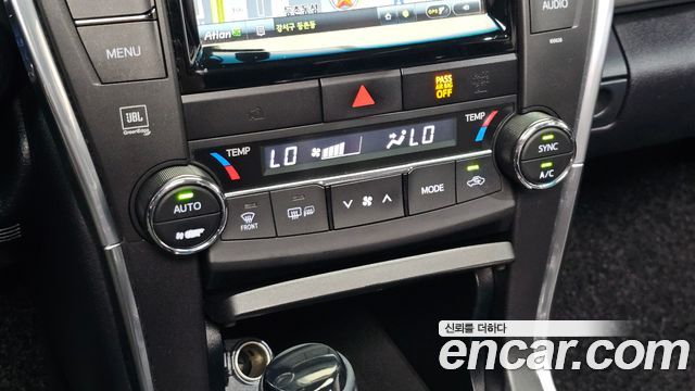 Toyota Camry Hybrid XLE 2017 — фото 17