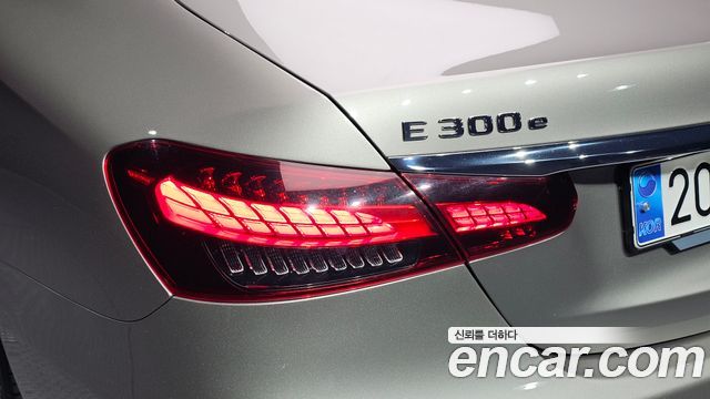Mercedes-Benz E-Class (W213) E300e 4MATIC Exclusive 2021 — фото 23