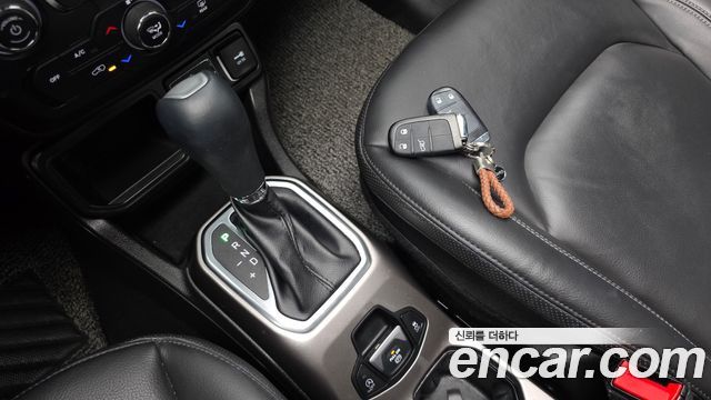 Jeep Renegade 1.3 Limited 2022 — фото 9