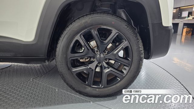 Jeep Renegade 1.3 Limited 2022 — фото 21
