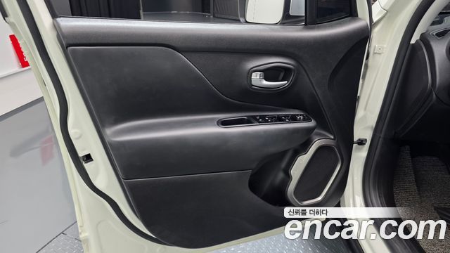 Jeep Renegade 1.3 Limited 2022 — фото 24