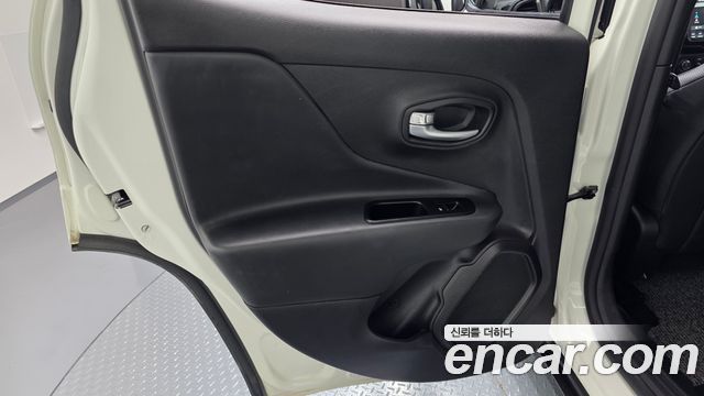 Jeep Renegade 1.3 Limited 2022 — фото 25