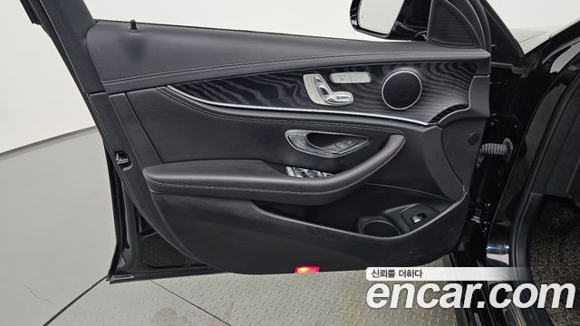 Mercedes-Benz E-Class (W213) E220d 4MATIC AMG Line 2021 — фото 24