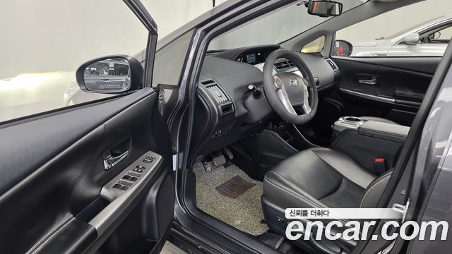 Toyota Prius V 1.8 2017 — фото 10