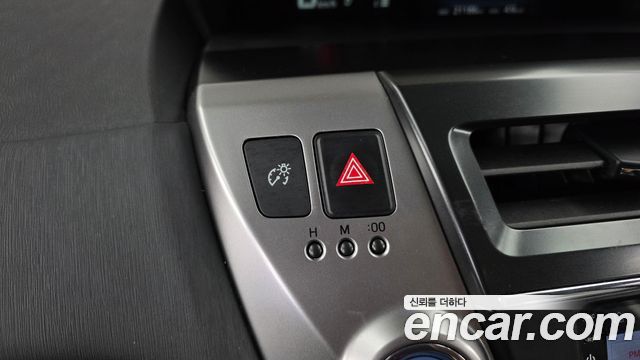 Toyota Prius V 1.8 2017 — фото 24