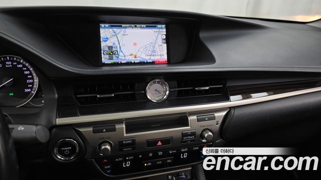 Lexus ES300h Supreme XV60 2016 — фото 14