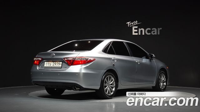 Toyota Camry 2.5 XLE 2015 — фото 2