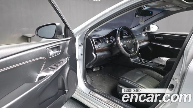 Toyota Camry 2.5 XLE 2015 — фото 10