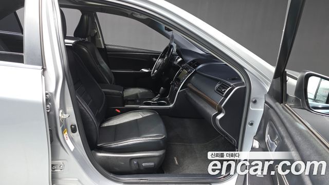 Toyota Camry 2.5 XLE 2015 — фото 11