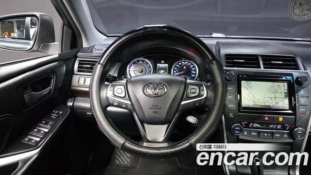 Toyota Camry 2.5 XLE 2015 — фото 13