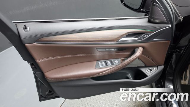 BMW 5 Series (G30) 530e M Sport 2020 — фото 24