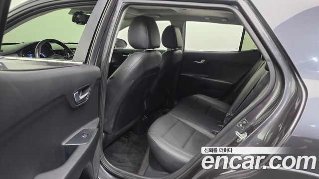 Kia Stonic Diesel 1.6 Prestige 2018 — фото 17
