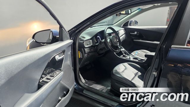 Kia Niro Prestige 2017 — фото 10