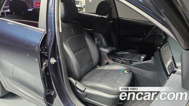 Kia Niro Prestige 2017 — фото 12