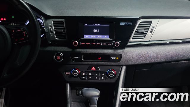 Kia Niro Prestige 2017 — фото 14