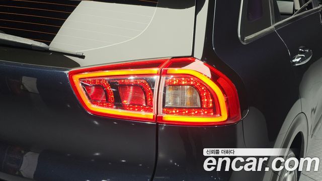 Kia Niro Prestige 2017 — фото 23