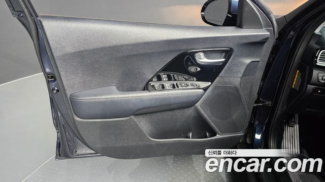 Kia Niro Prestige 2017 — фото 24