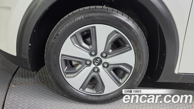 Kia Niro Prestige 2017 — фото 5