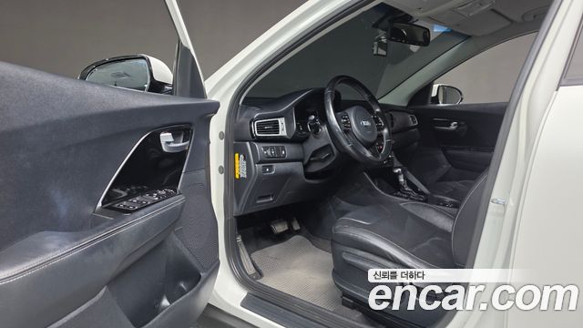 Kia Niro Prestige 2017 — фото 11