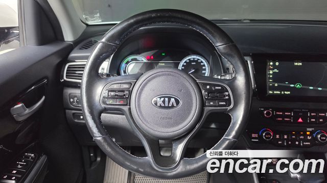 Kia Niro Prestige 2017 — фото 12