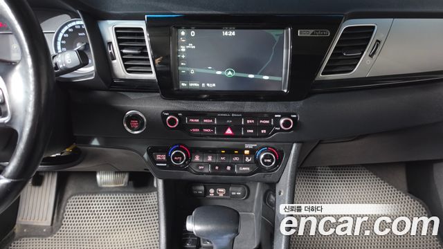 Kia Niro Prestige 2017 — фото 13