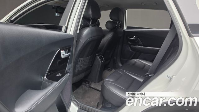 Kia Niro Prestige 2017 — фото 18