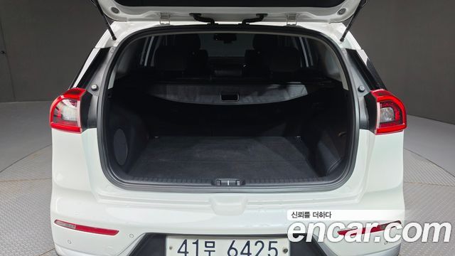 Kia Niro Prestige 2017 — фото 20