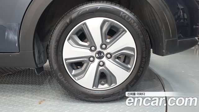 Kia Niro Prestige 2017 — фото 21