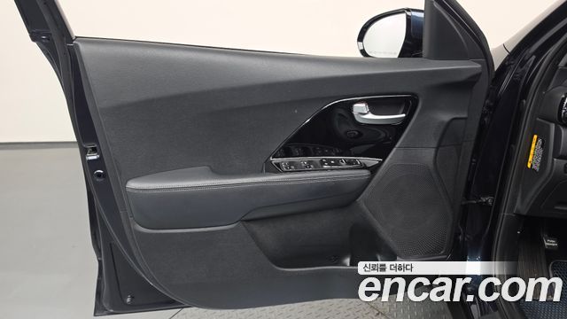 Kia Niro Prestige 2017 — фото 24