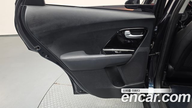 Kia Niro Prestige 2017 — фото 25