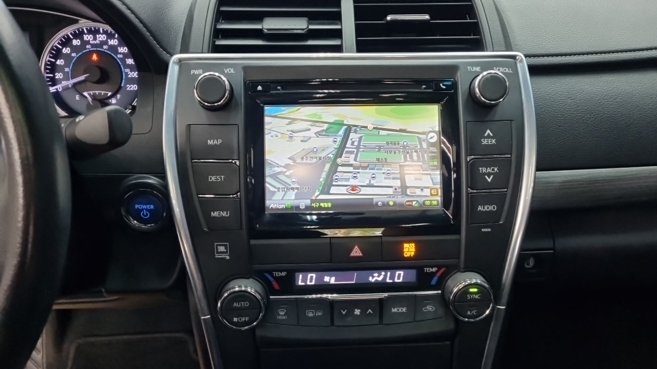 Toyota Camry Hybrid XLE 2016 — фото 16