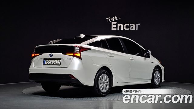 Toyota Prius (IV) 1.8 2022 — фото 2