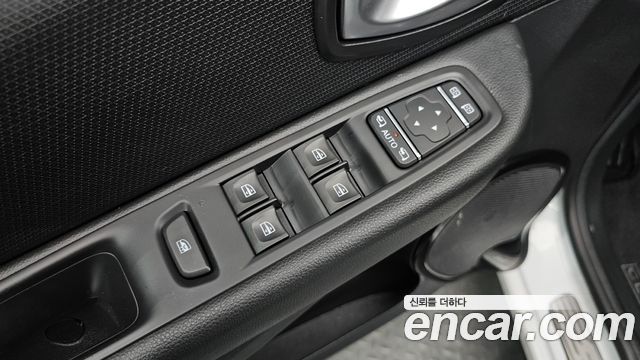 Renault Korea Clio Intens Panoramic 2019 — фото 17