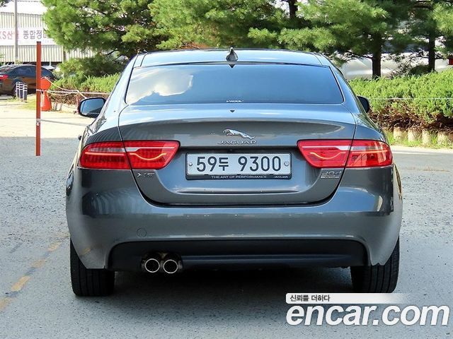 Jaguar XE 20d Portfolio AWD 2017 — фото 4