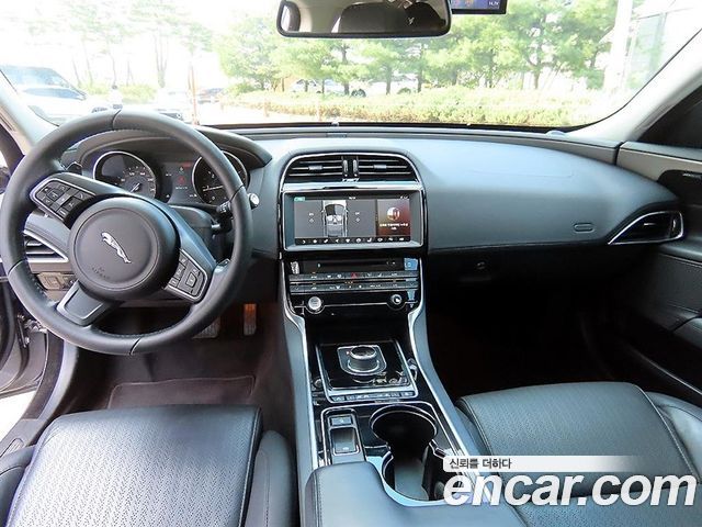 Jaguar XE 20d Portfolio AWD 2017 — фото 7