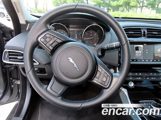 Jaguar XE 20d Portfolio AWD 2017 — фото 8