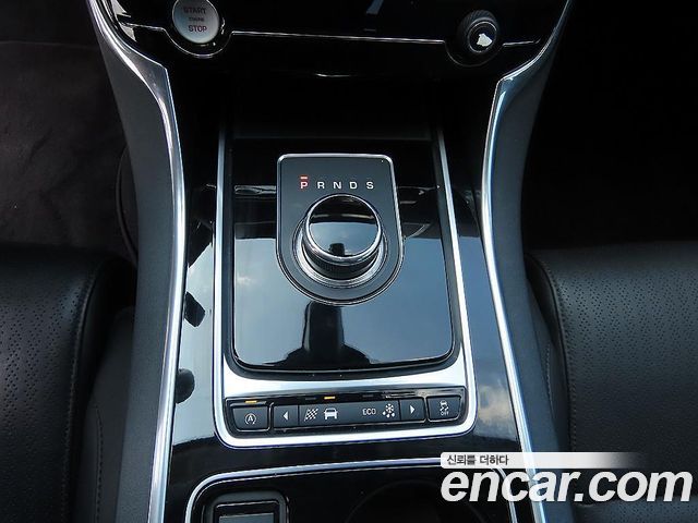 Jaguar XE 20d Portfolio AWD 2017 — фото 10