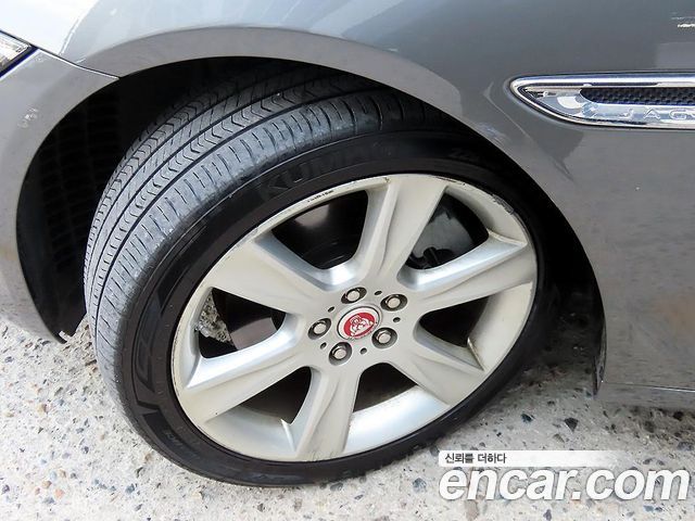Jaguar XE 20d Portfolio AWD 2017 — фото 24
